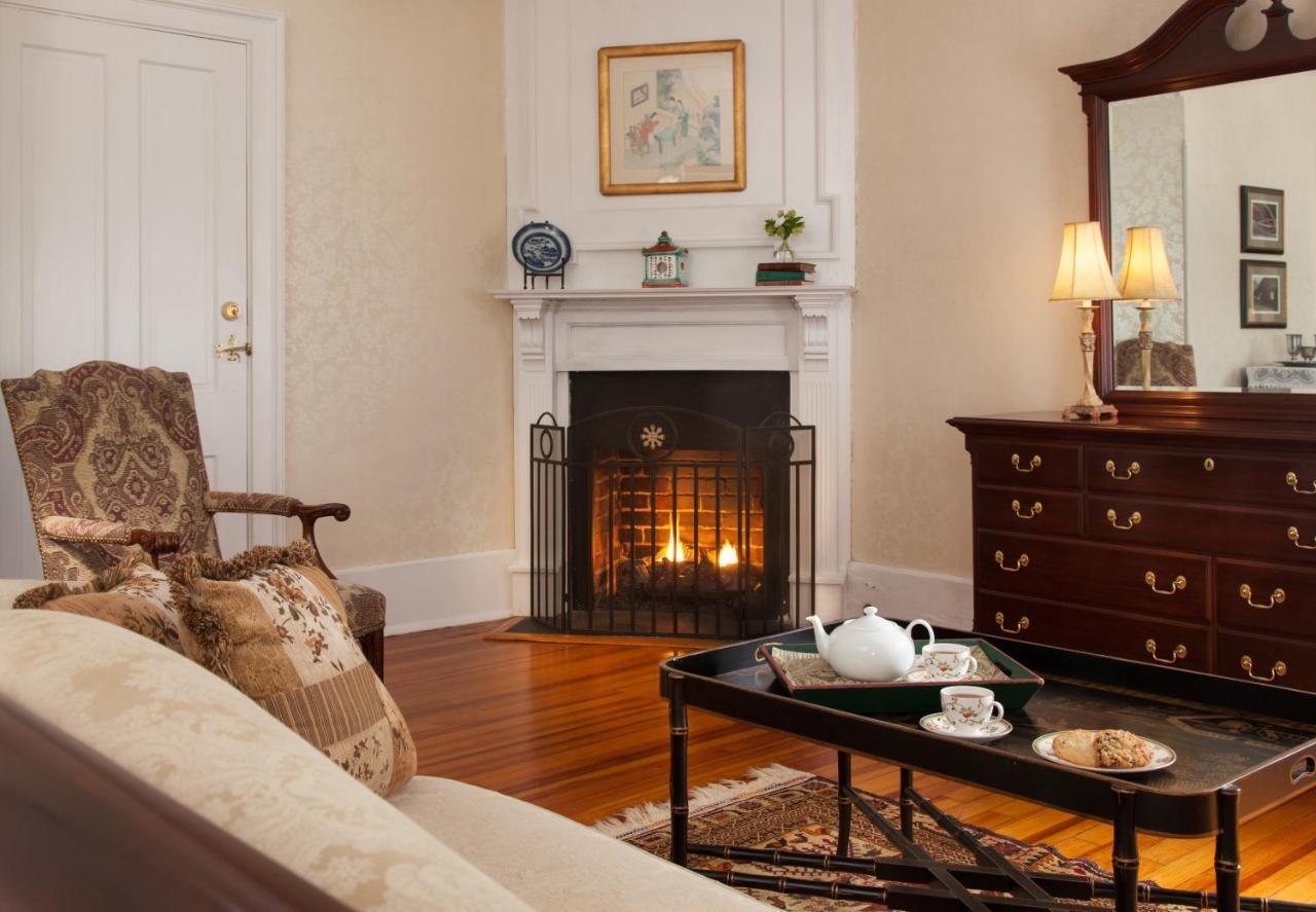 Inn At Warner Hall Gloucester エクステリア 写真
